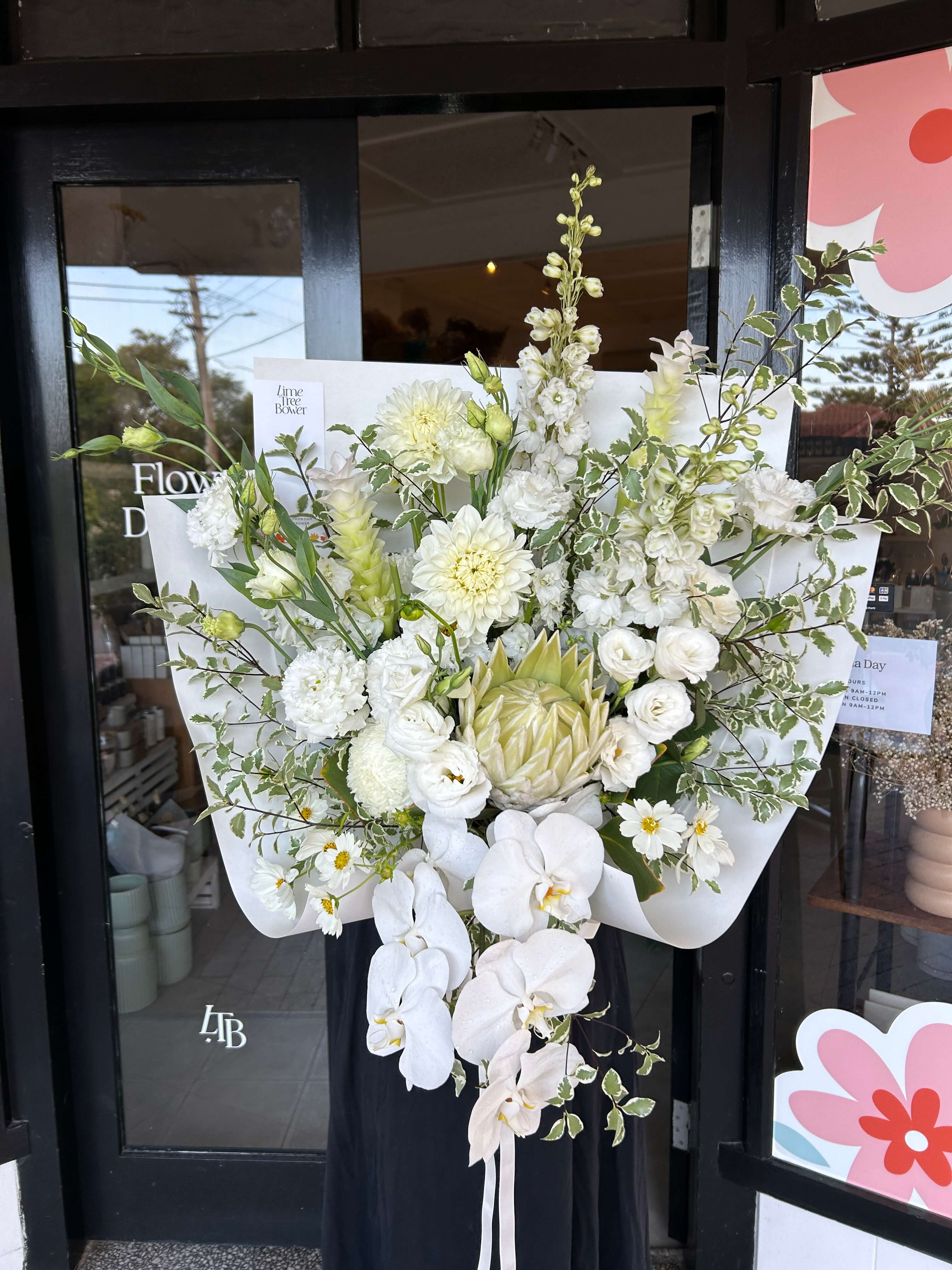 Classic &amp; White Bouquet
